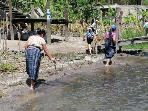 Población de San Juan la Laguna contribuye con el saneamiento ambiental de su municipio